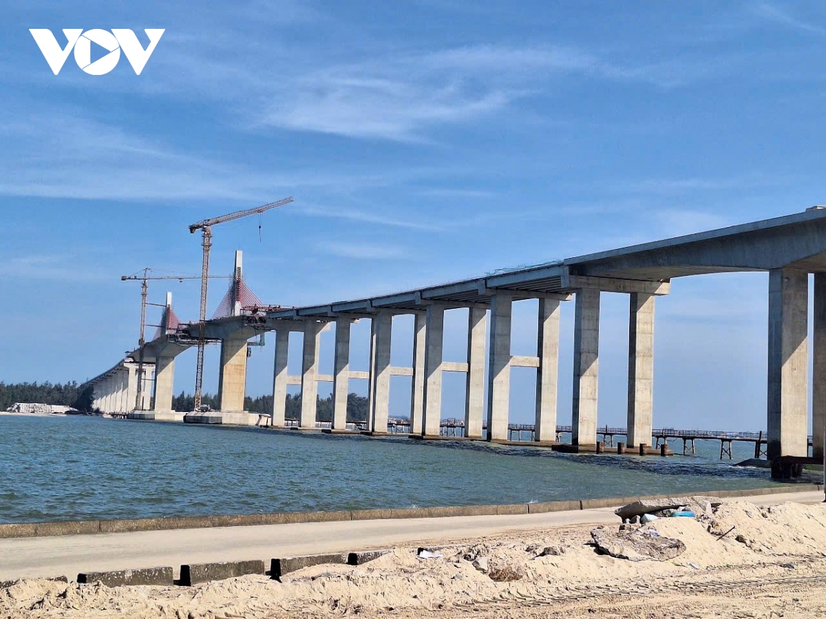 Hợp long cầu vượt biển dài nhất miền Trung qua cửa Thuận An, TP. Huế